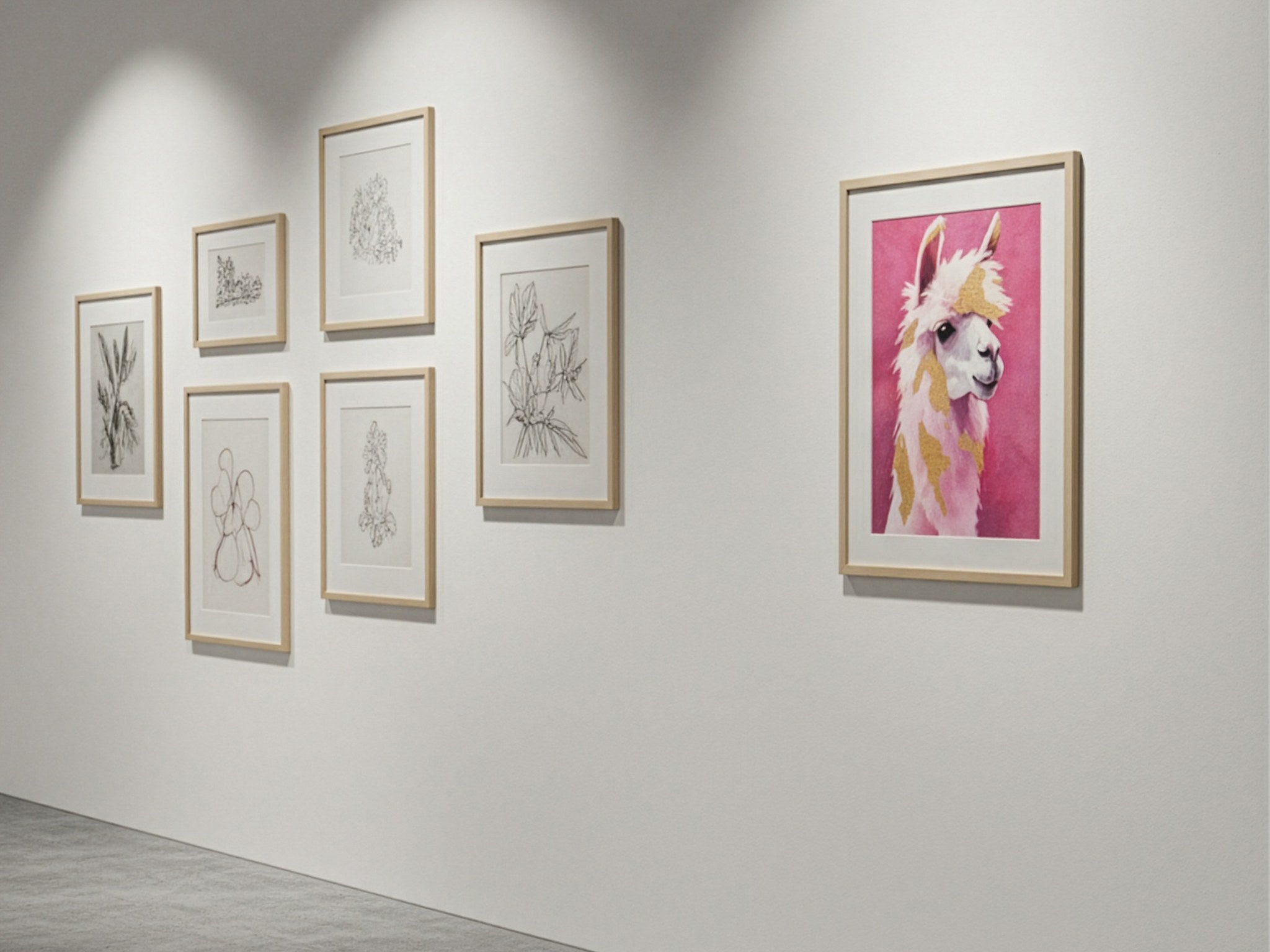 Pembe lama posteri, botanik çizimlerden oluşan galeri duvarının yanında ahşap çerçeveli