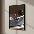 Surreales Musikposter: Auf der Plattenspielernadel tanzende Figur