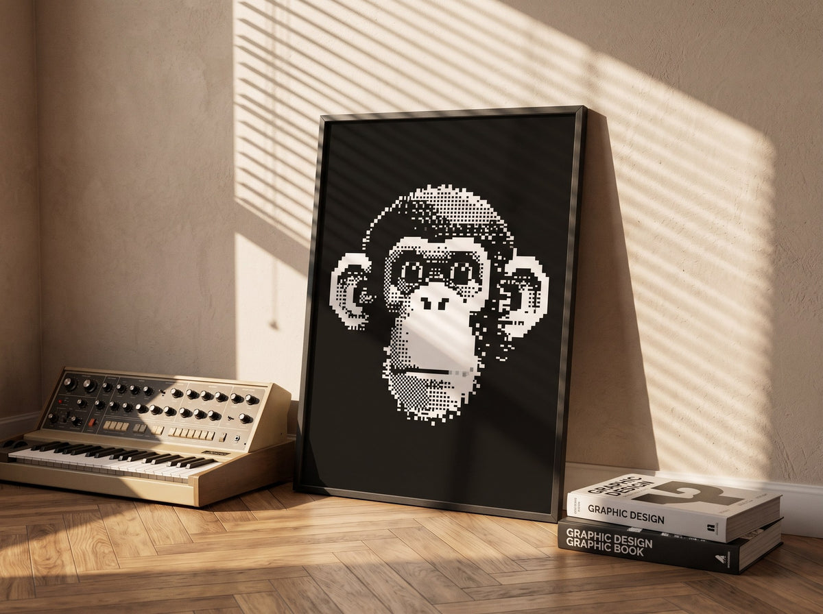 8-bit şempanze posteri, gün ışığında parkeye yaslanmış siyah çerçeveli, retro elektronik klavye ve kitaplarla