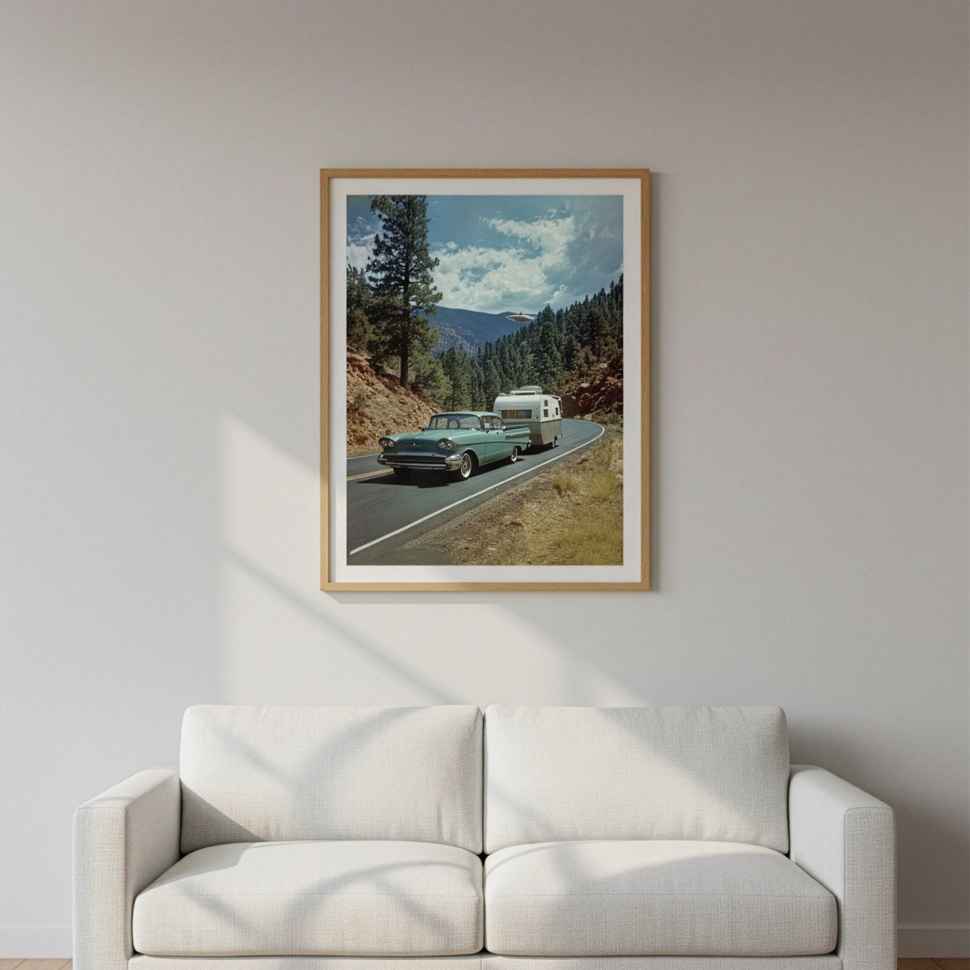 Retro otomobil, karavan ve UFO temalı poster, siyah çerçeveli duvara yaslanmış