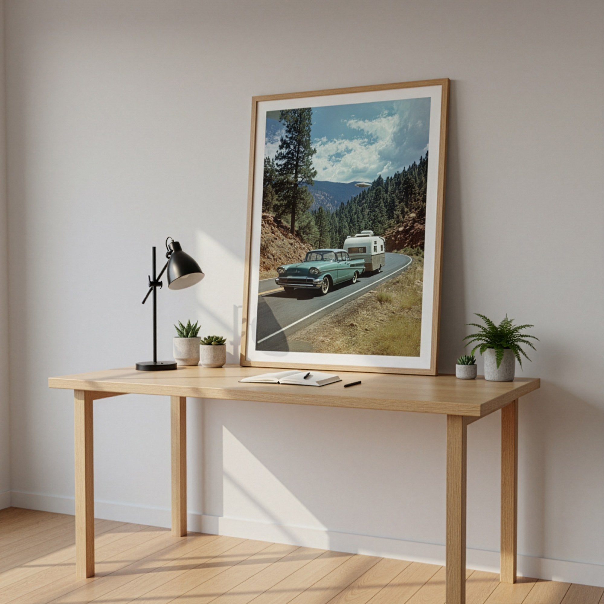 Retro karavan posteri, salonda kanepe üzerinde ahşap çerçeveli