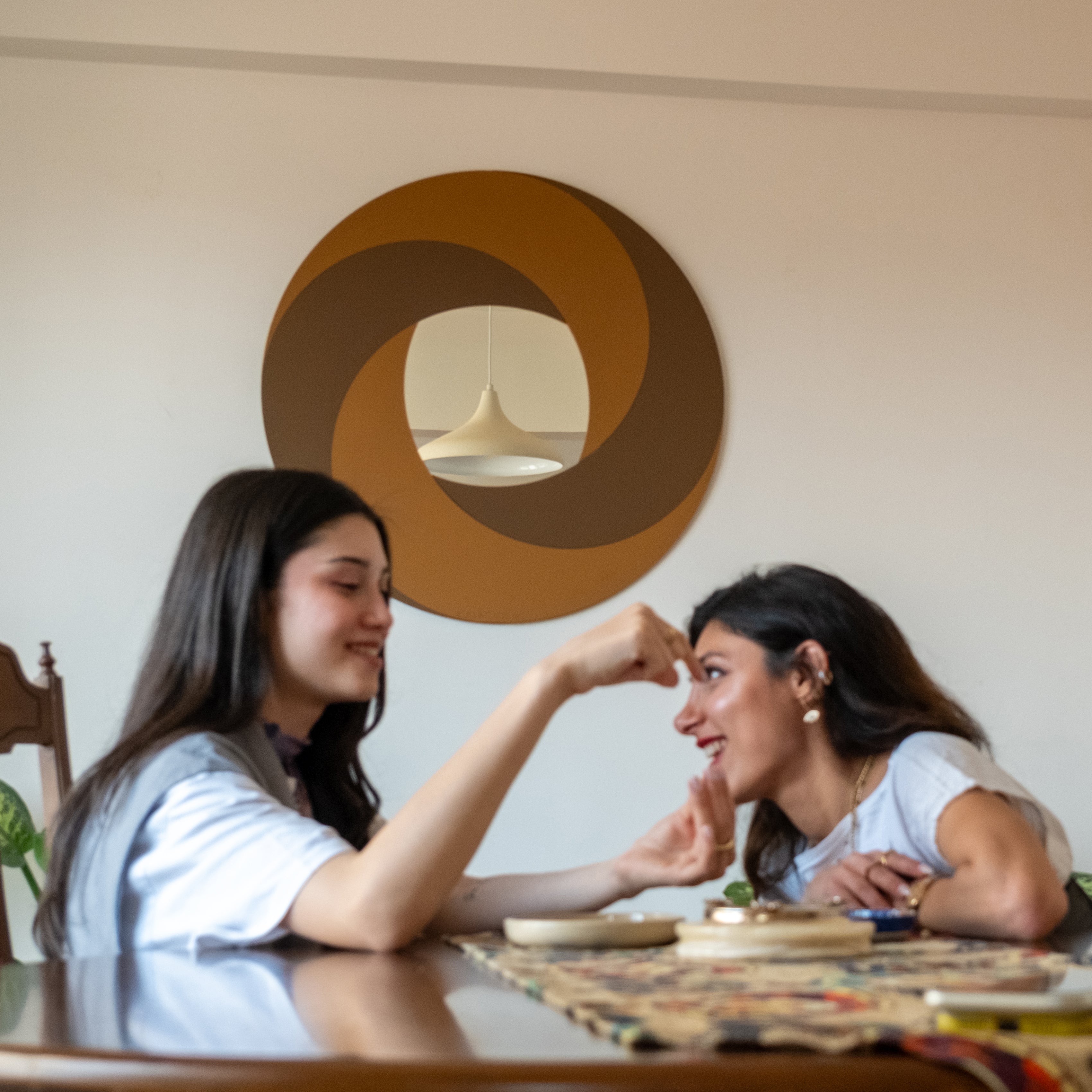 Chromium Detaylı Dekoratif Yuvarlak Duvar Aynası - Sahra Bej ve Kum Beji