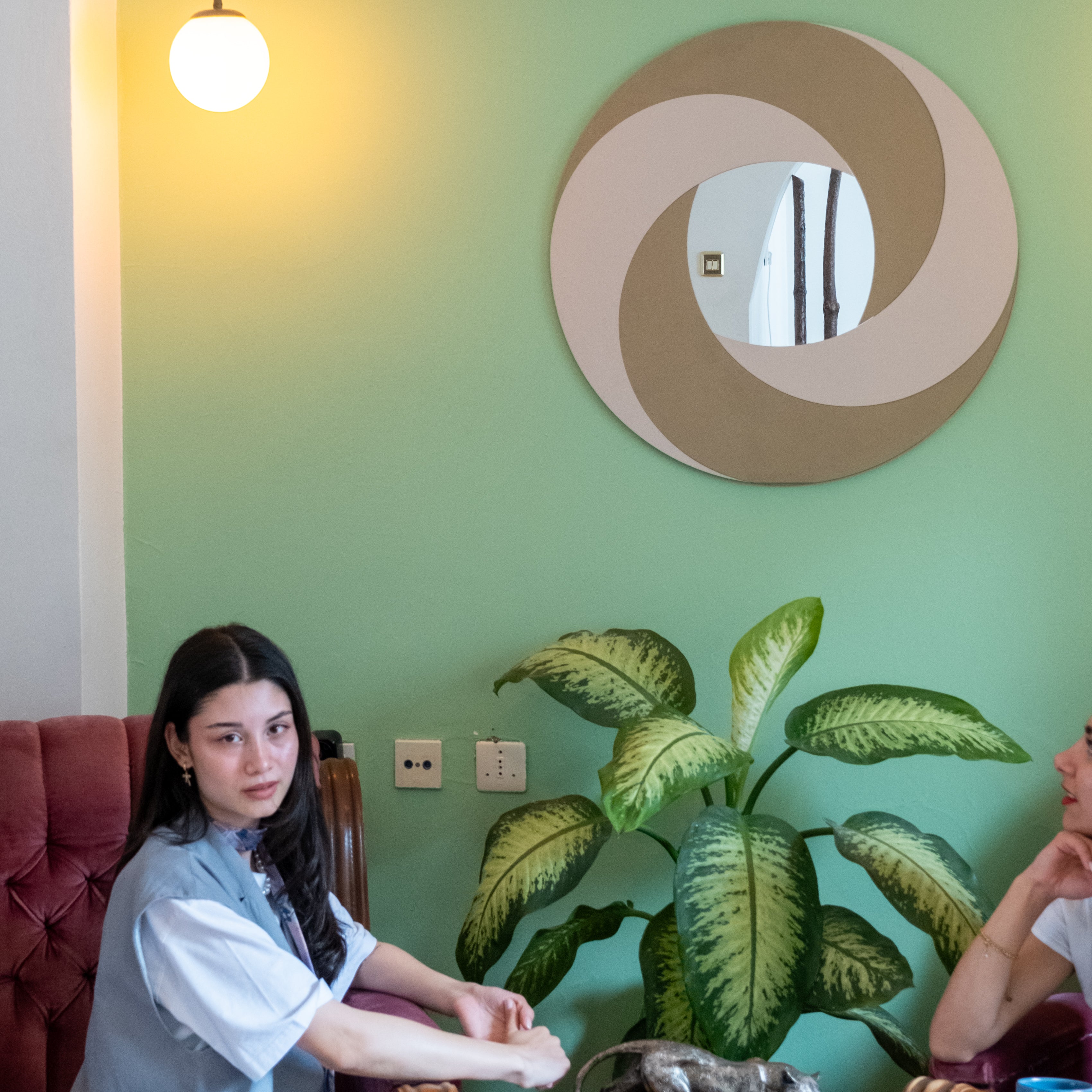 Chromium Detaylı Dekoratif Yuvarlak Duvar Aynası - Sahra Bej ve Kum Beji