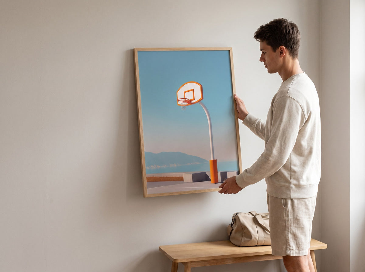 Basketbol potası posteri duvara asılırken, doğal ahşap çerçeveli poster ölçü gösterimi