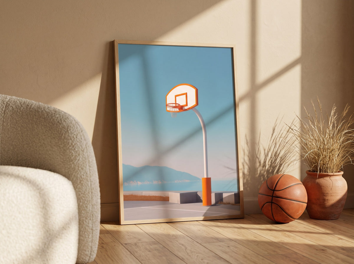 Pastel gökyüzü ve pota posteri, bukle koltuk ve basketbol topu eşliğinde yere yaslanmış ahşap çerçeveli