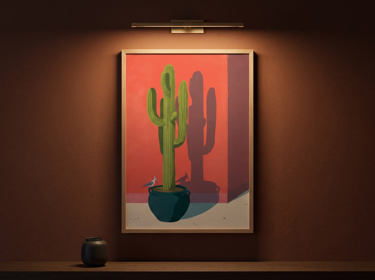 Saguaro kaktüsü posteri, kahverengi duvarda tablo lambasının ışığında ahşap çerçeveli, akşam saatinde