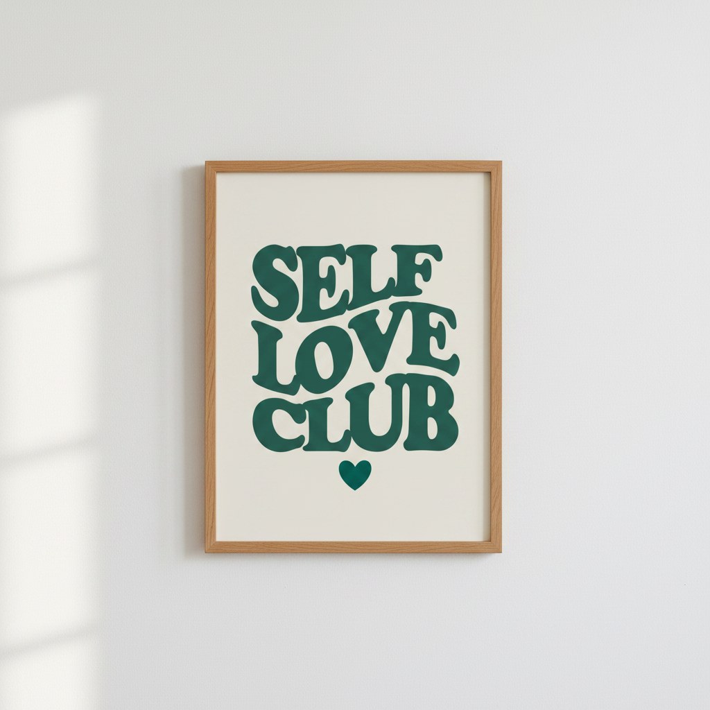 Self Love Club retro tipografi posteri, beyaz duvarda doğal ahşap çerçeveli