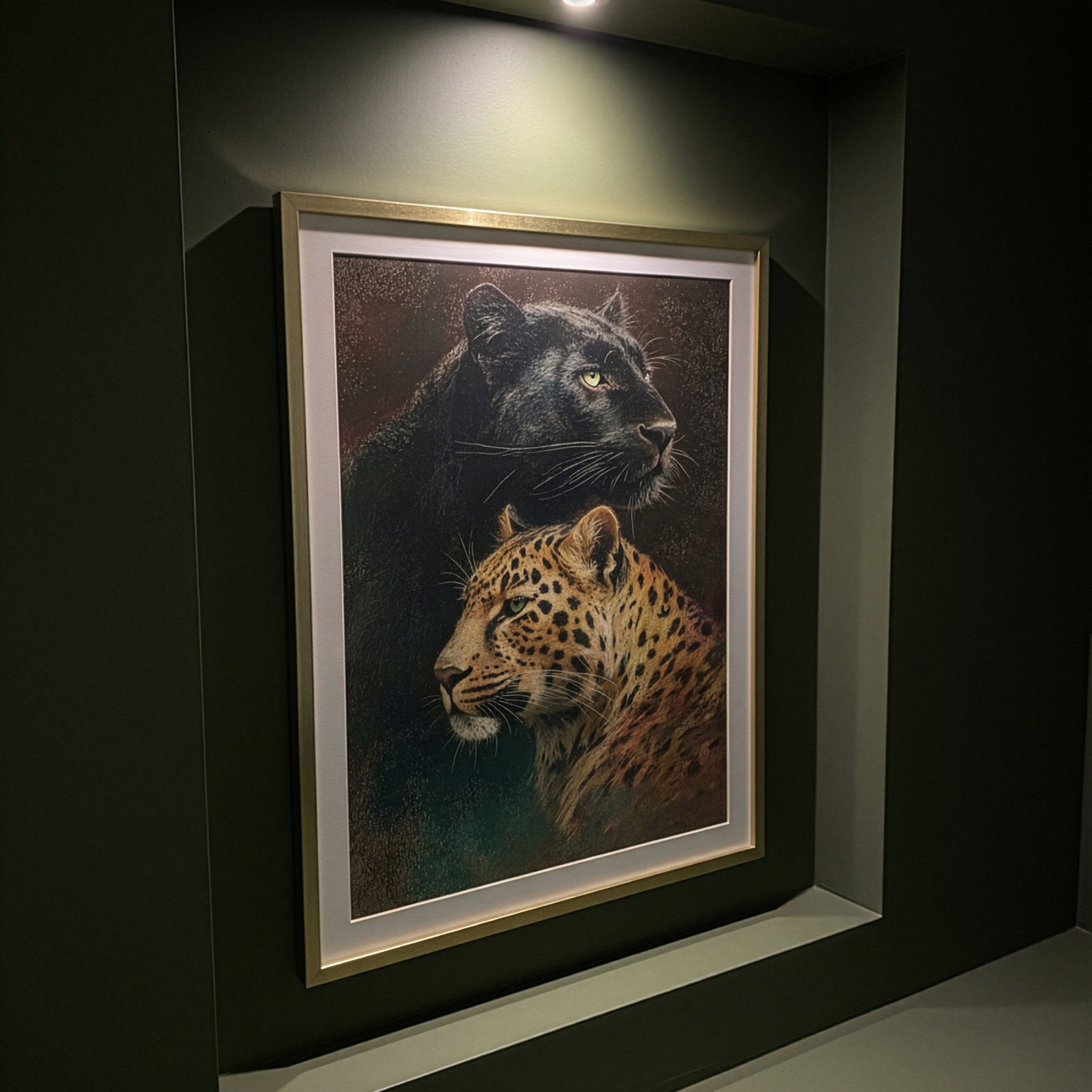 Panter ve leopar posteri, koyu yeşil galeri nişinde spot ışık altında çerçeveli