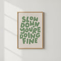 Slow Down You're Doing Fine Grünes Typografie-Poster