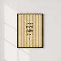 Small Steps Every Day Senfgelb gestreiftes Motivationsposter