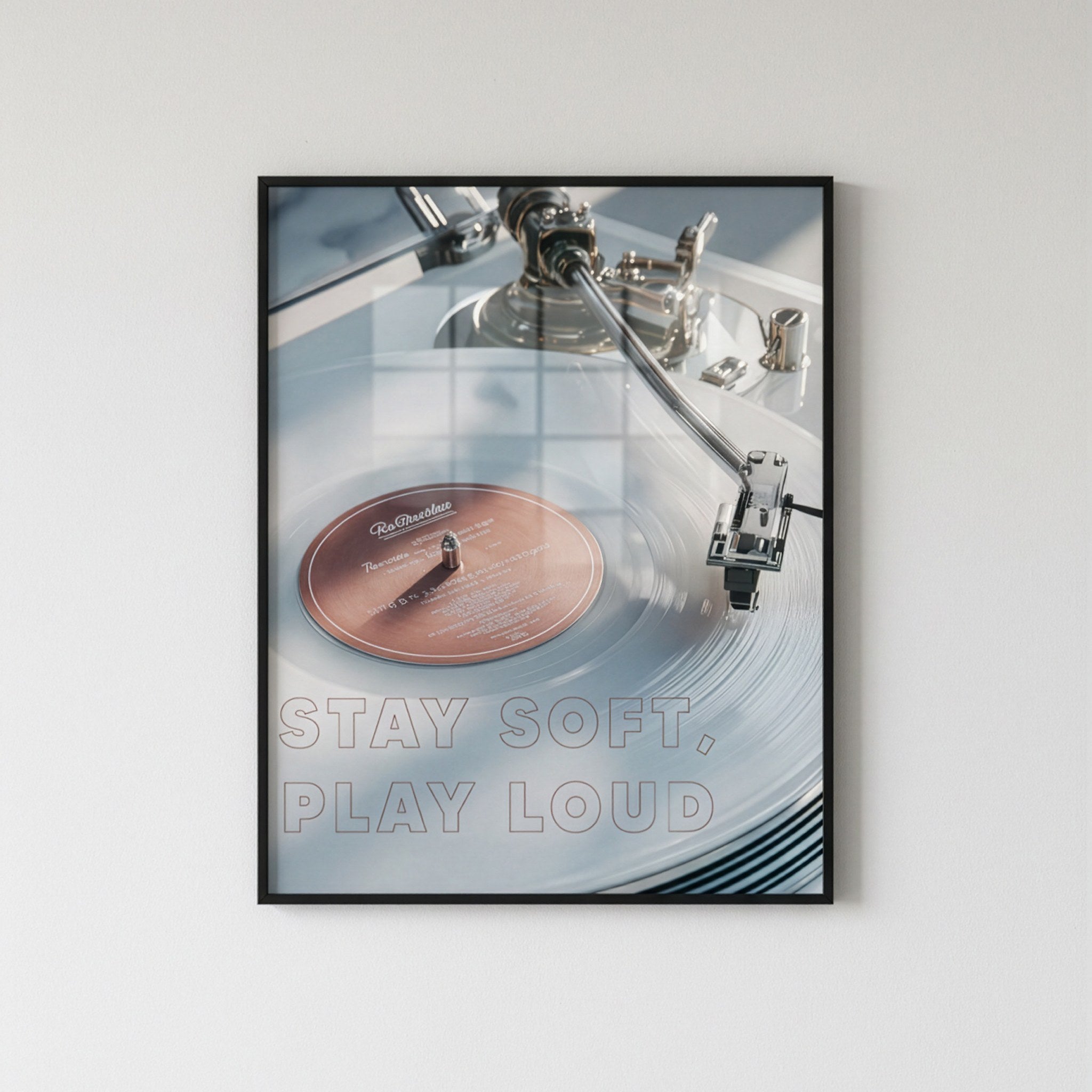 Stay Soft Play Loud yazılı retro plak posteri, beyaz duvarda siyah çerçeveli