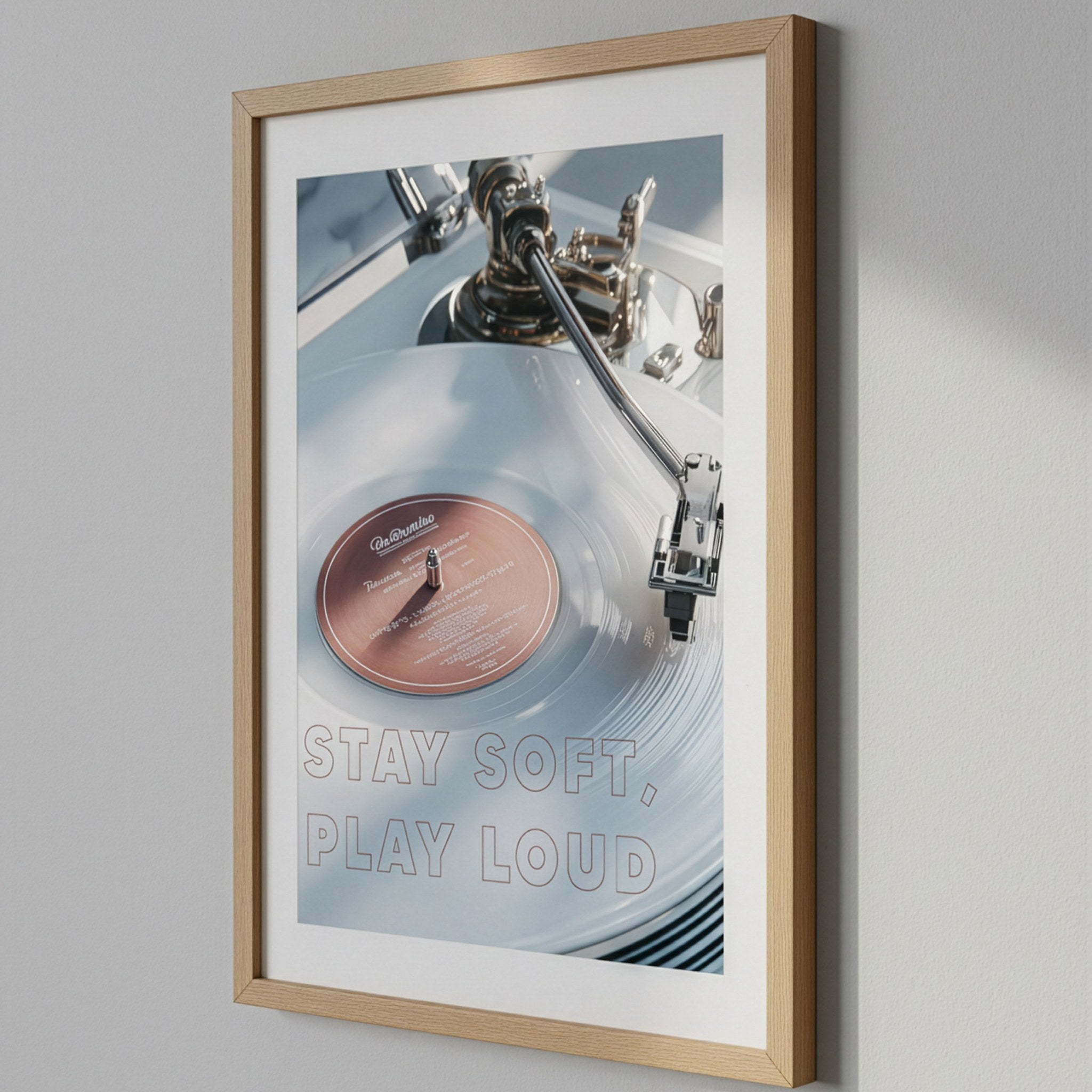 Stay Soft Play Loud plak posteri, gri duvarda paspartulu doğal ahşap çerçeveli