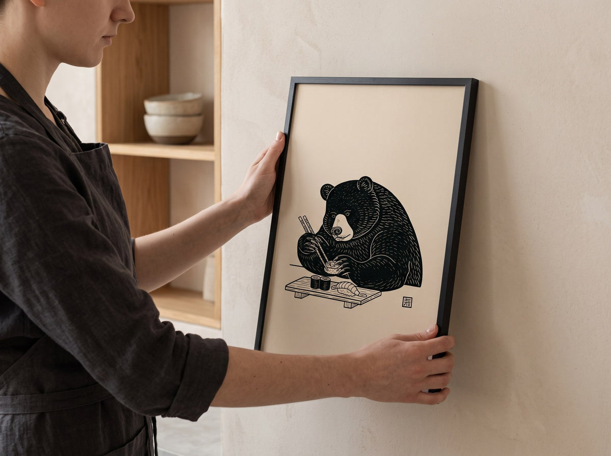 Sushi yiyen siyah ayı posteri elde tutulurken, siyah çerçeveli poster ölçü karşılaştırması
