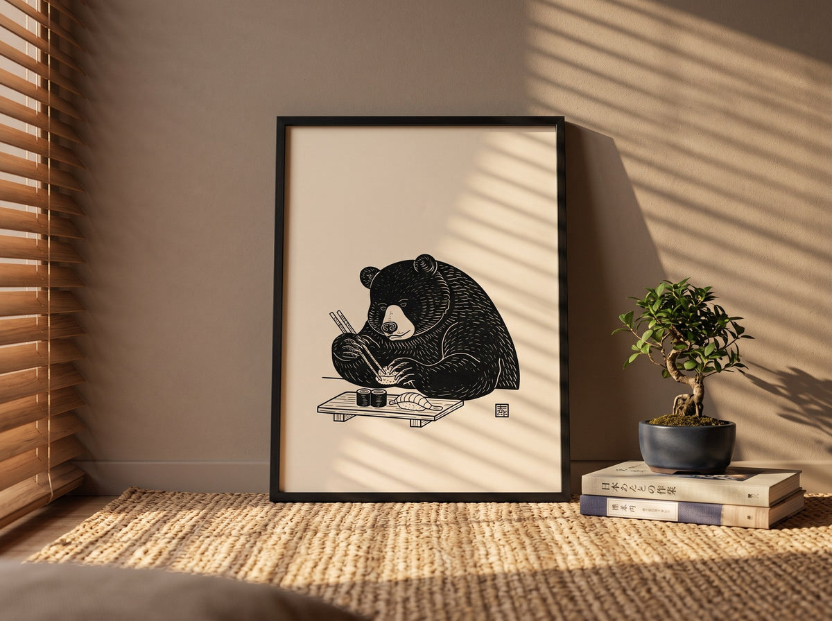 Sushi yiyen ayı posteri, güneşli odada hasır halıya yaslanmış, bonsai ve kitaplarla birlikte