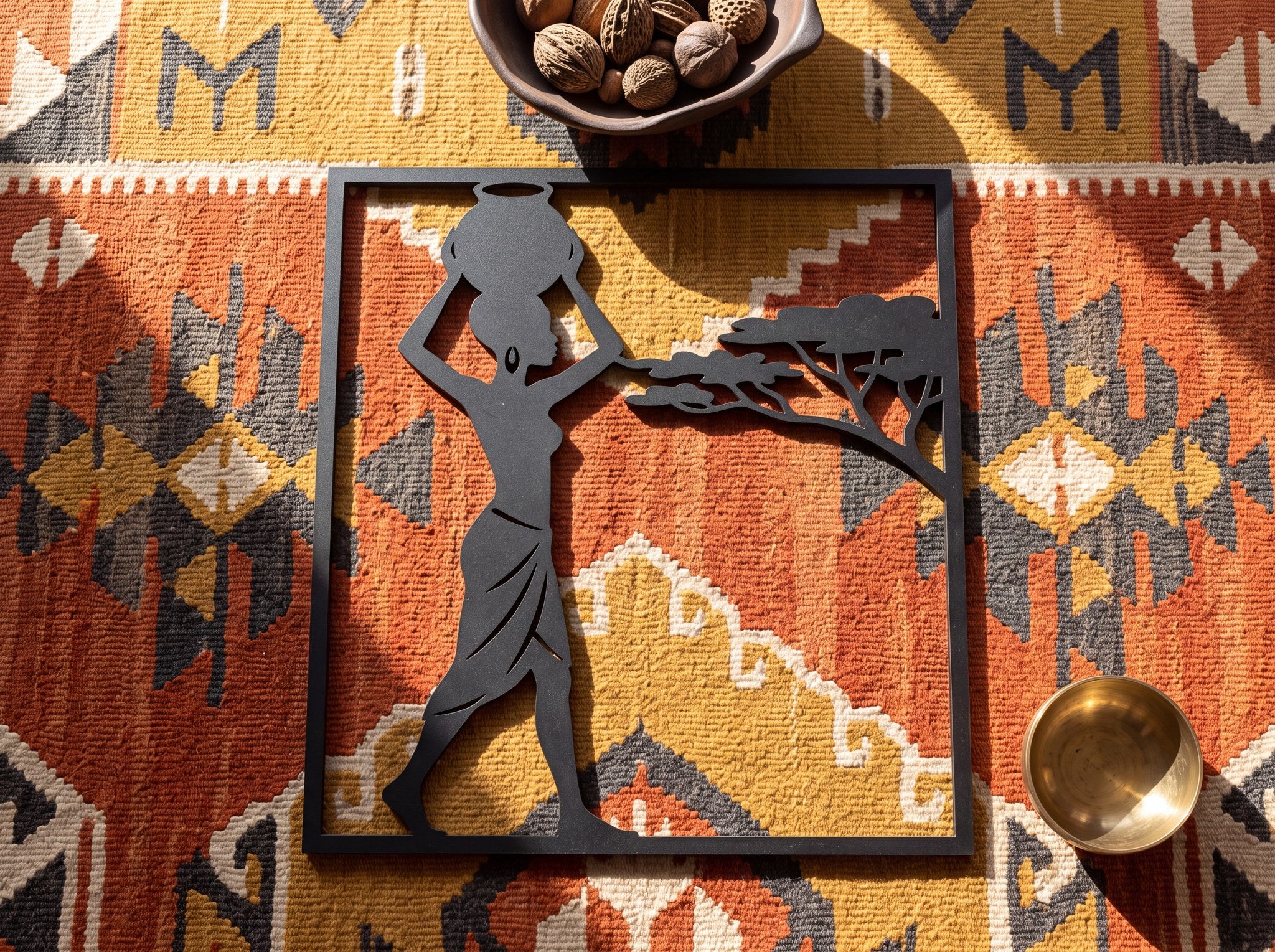 Testi taşıyan kadın duvar dekoru, turuncu kilim üzerinde üstten çekim