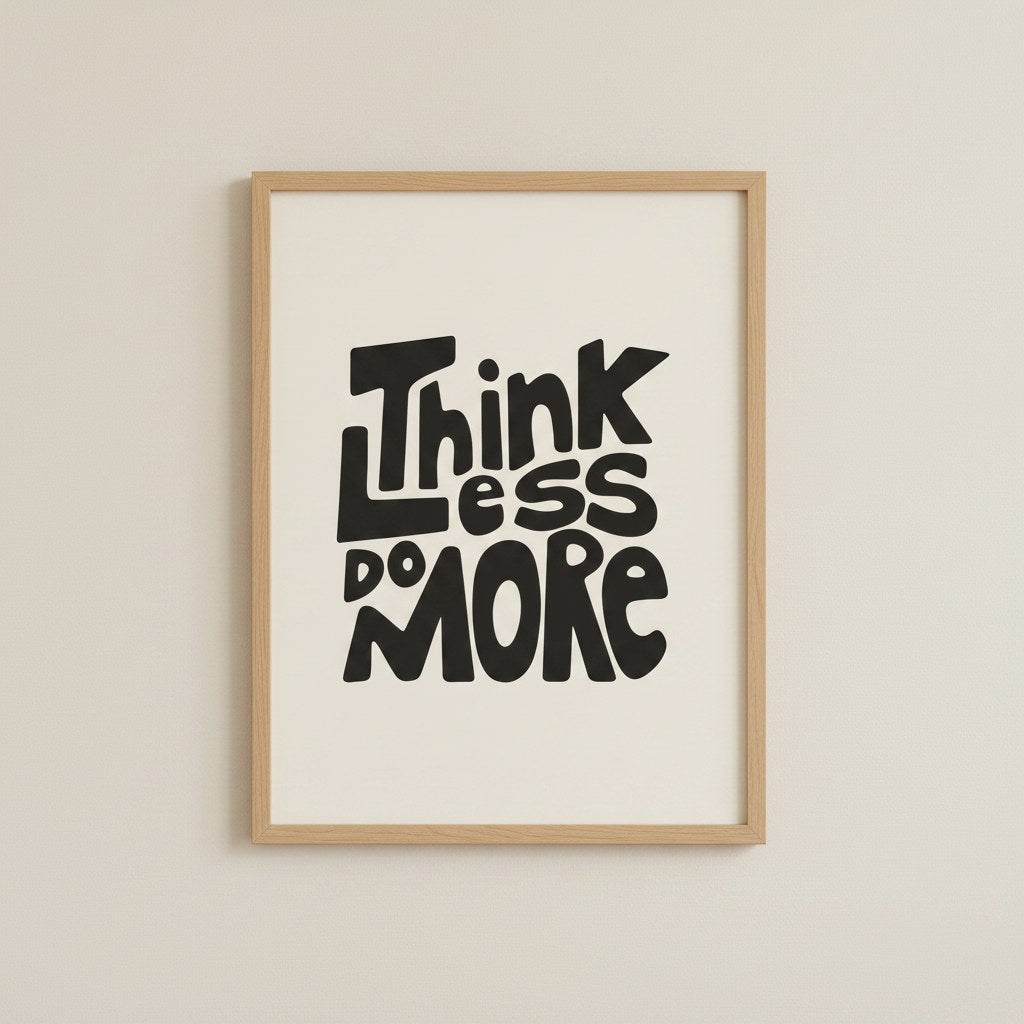 Think Less Do More tipografi posteri, açık bej duvarda doğal ahşap çerçeveli