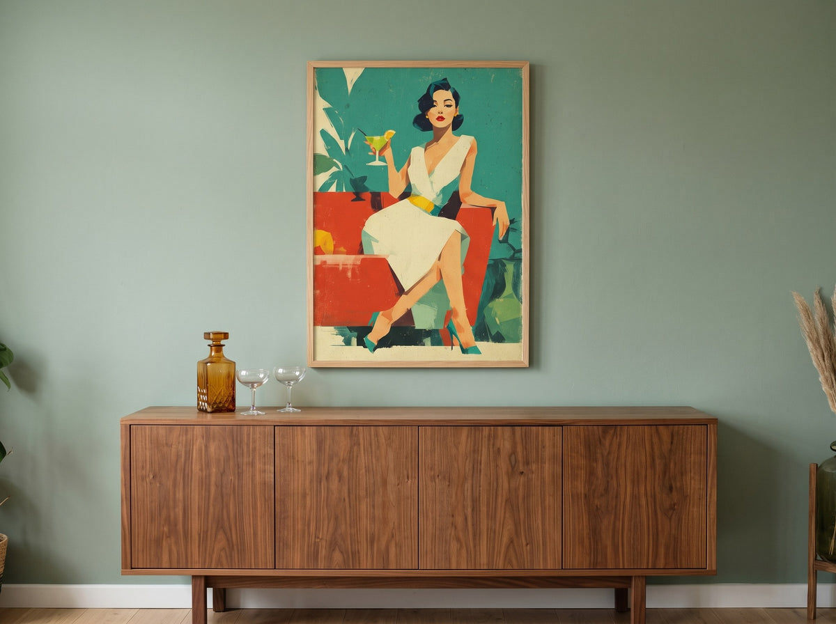 Retro kokteyl kadını posteri, adaçayı yeşili duvarda ceviz büfe ve kadehlerle ahşap çerçeveli