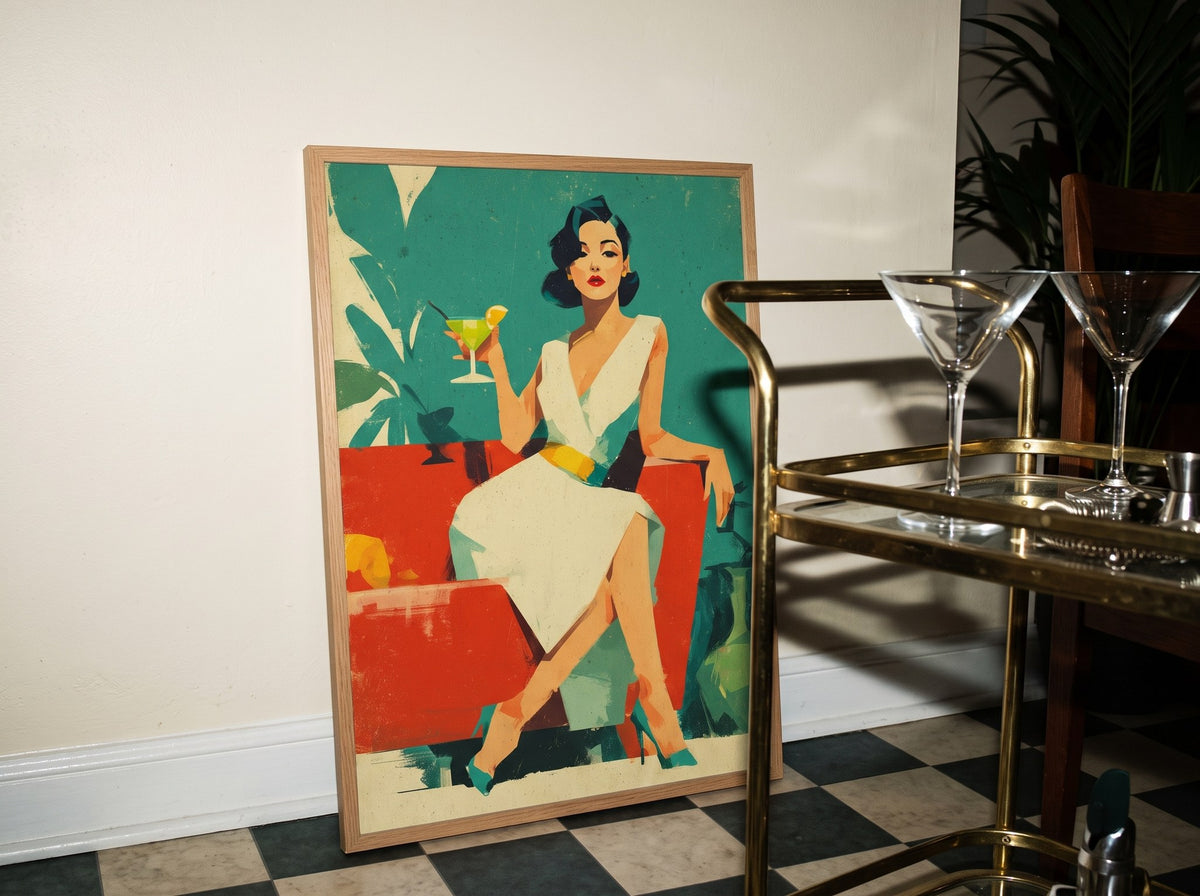Ahşap çerçeveli retro kokteyl posteri, damalı zeminde duvara yaslanmış, servis arabasında martini kadehleri