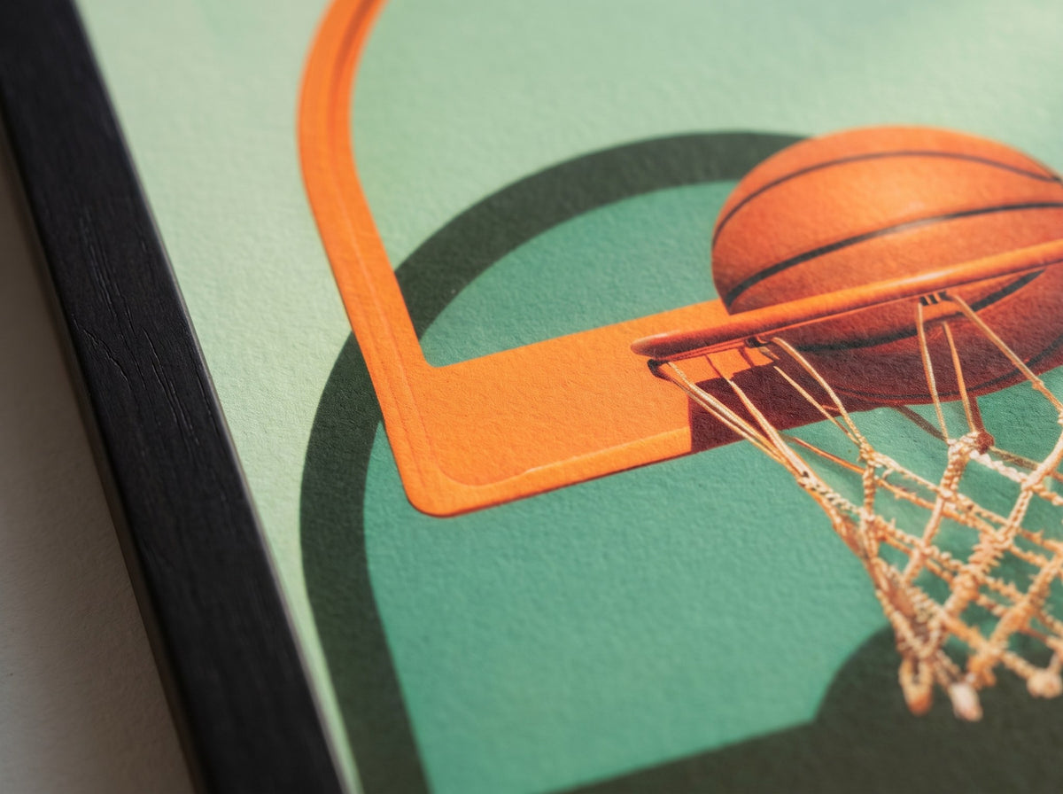 Çembere oturan basketbol topu ve file detayı, mat yüzeyde turuncu panya ve siyah çerçeve kenarı