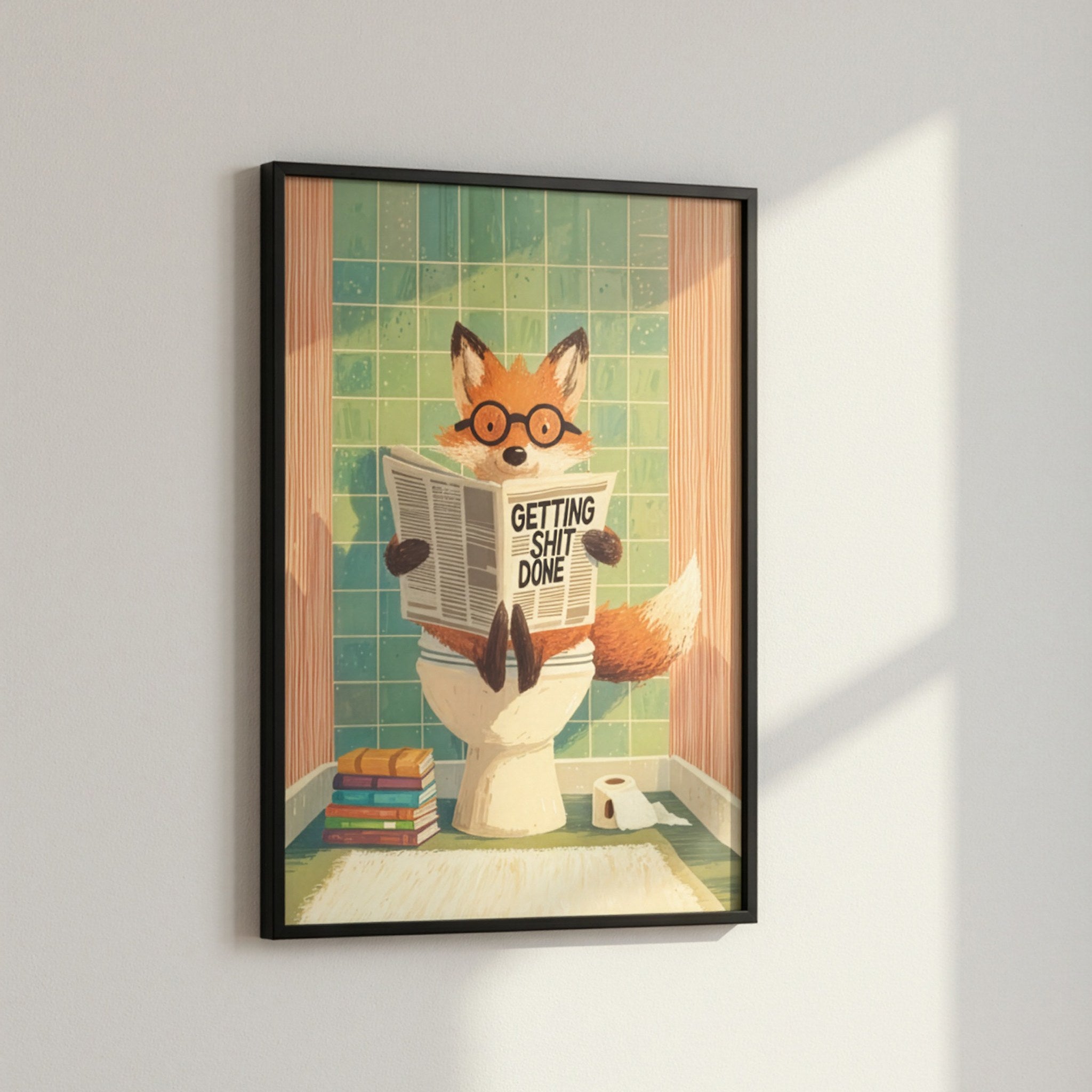 Tilki temalı banyo posteri, açık gri duvarda açılı duran siyah çerçeveli hâlde
