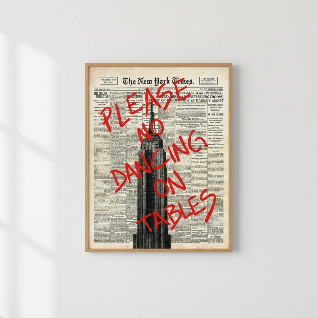 Vintage gazete desenli mizahi poster, beyaz duvarda paspartulu ahşap çerçeveli