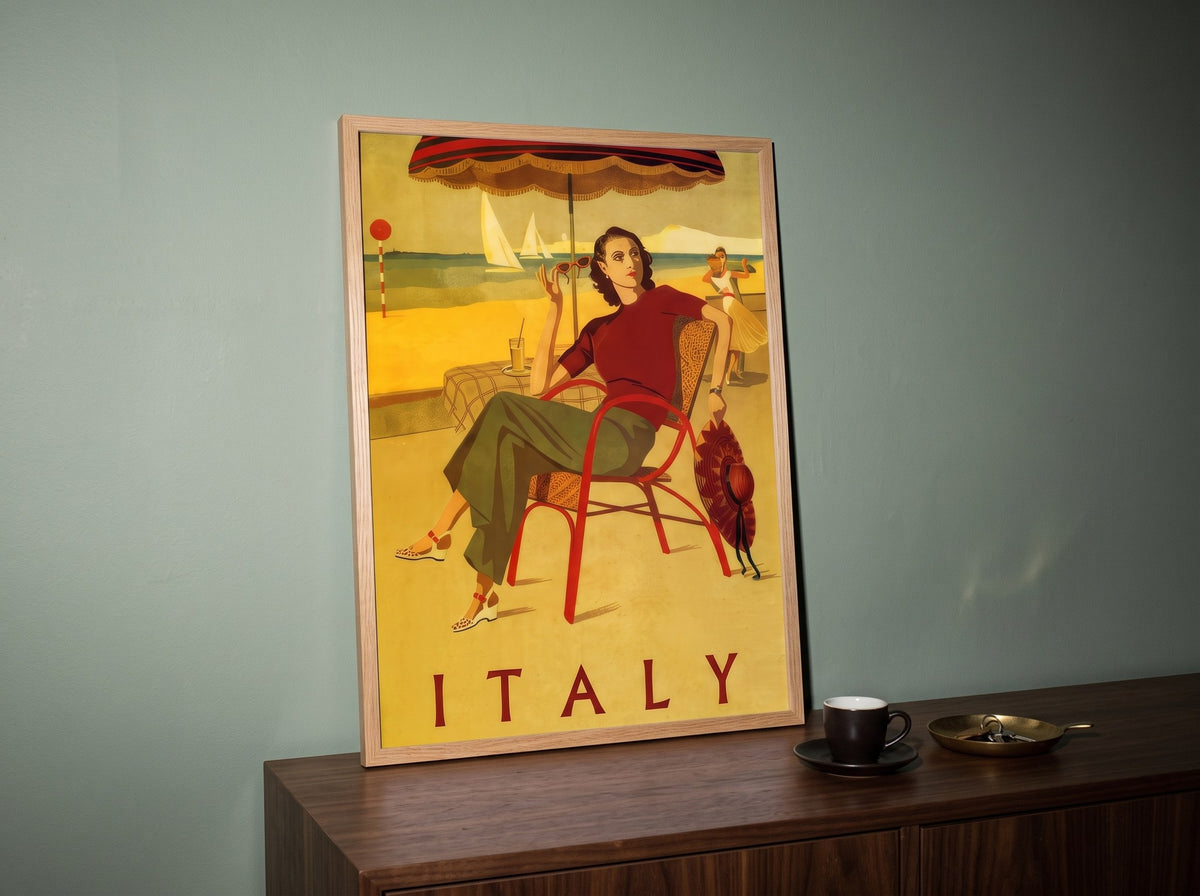Doğal ahşap çerçeveli Italy posteri, mavi-gri duvar önünde ceviz konsola yaslanmış, kahve fincanıyla