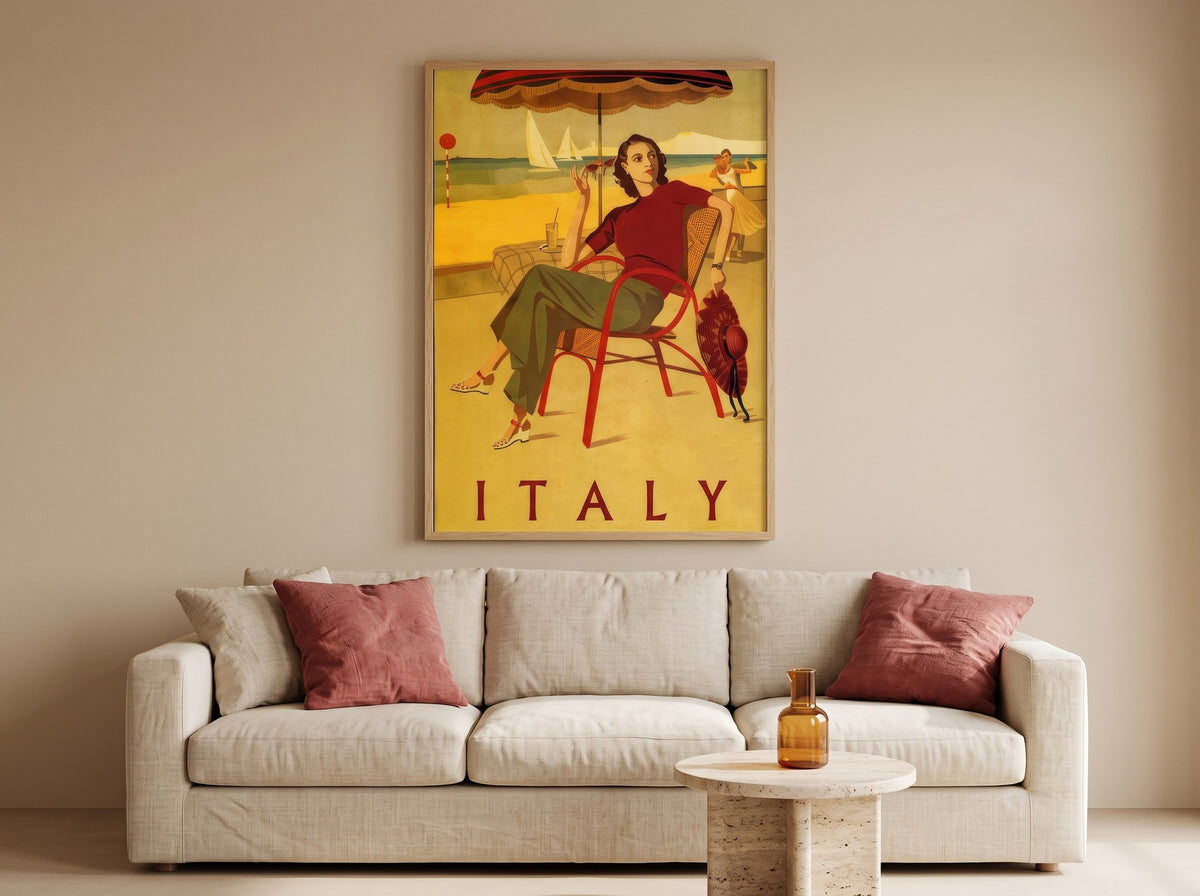 Italy yazılı vintage seyahat posteri, salonda krem kanepenin üzerinde doğal ahşap çerçeveli