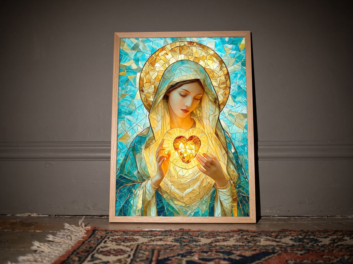 Vitray görünümlü Meryem tasviri posteri, desenli halı önünde koyu duvara yaslanmış doğal ahşap çerçeveli