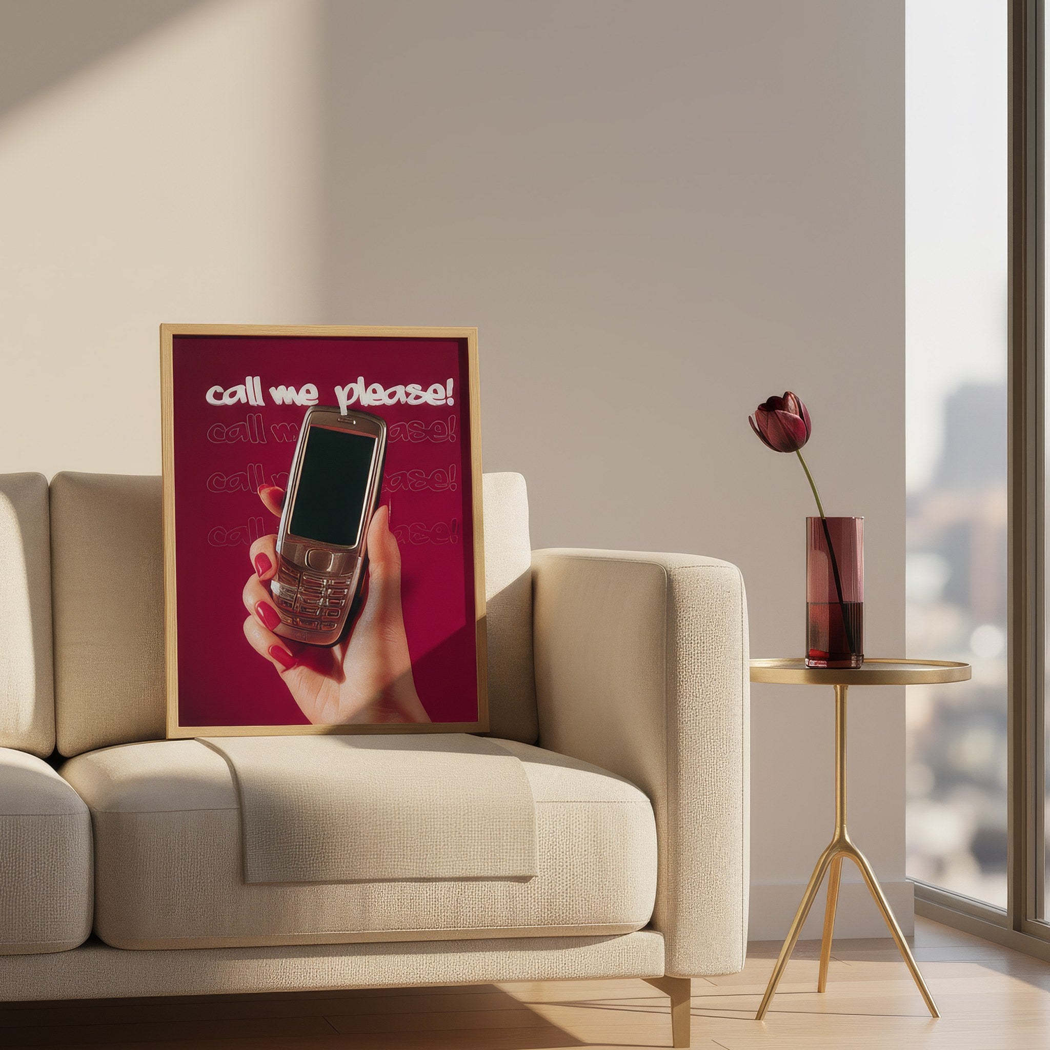 Y2K retro telefon posteri, salonda krem kanepenin üzerinde ahşap çerçeveli