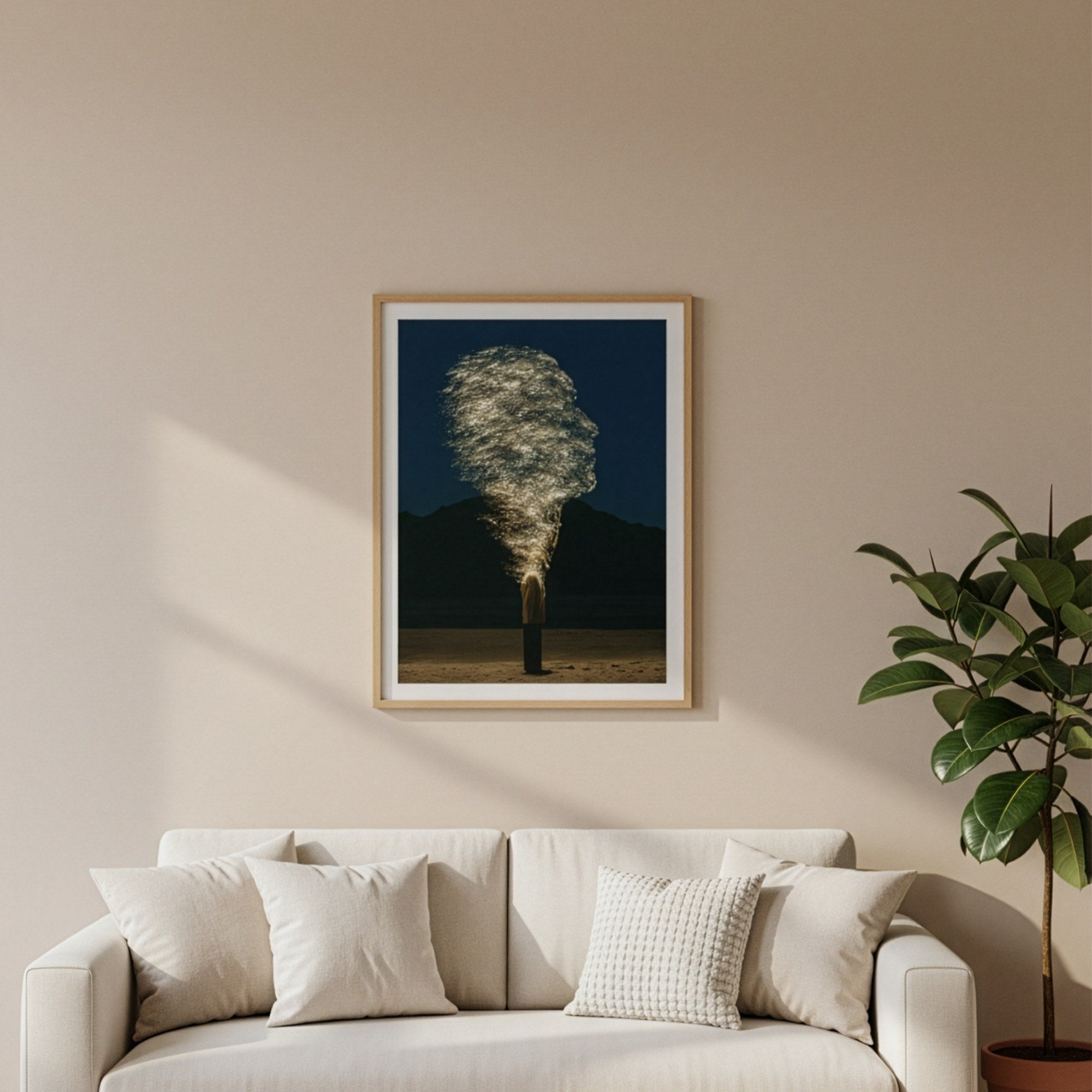 Yıldız tozu temalı sürreal poster, salonda kanepenin üzerinde ahşap çerçeveli