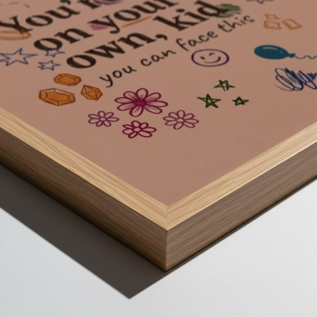 You're on your own kid posteri yakın çekim, mat kağıt baskı ve ahşap çerçeve köşe detayı